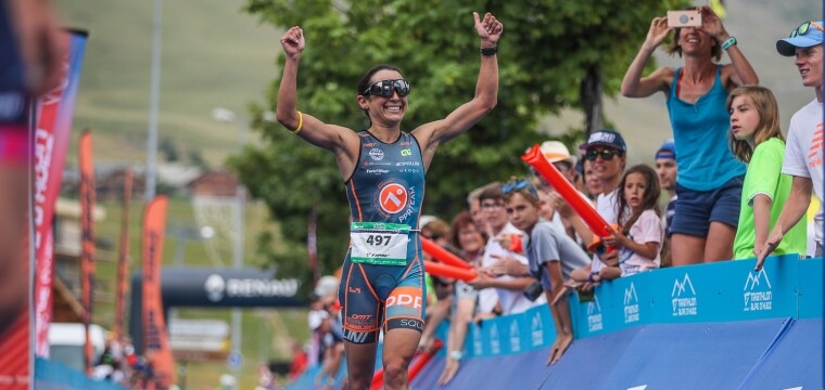 Anna Noguera remportant le duathlon de l'Alpe d'Huez