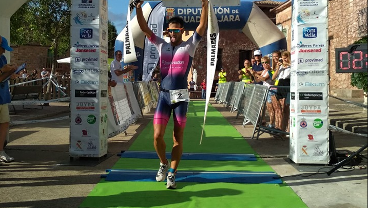 Cesc Godoy gewinnt den Triathlon von Pálmaces