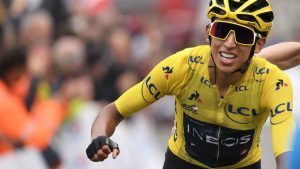 Egan Bernal celebrando en meta su triunfo virtual en el Tour. 