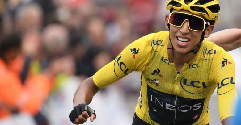 Egan Bernal celebrating in goal his virtual triumph in the Tour.