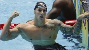 Caeleb Dressel comemorando uma vitória