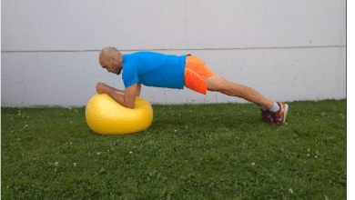 Exercices d'entraînement pour Core avec Fitball