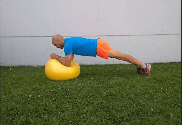 Esercizi di allenamento per il core con Fitball