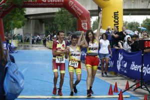 Jorge Spain avec son guide Mapi terminant le triathlon de Saragosse