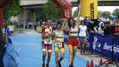 Jorge España con su gía Mapi finalizando el Triatlón de Zaragoza