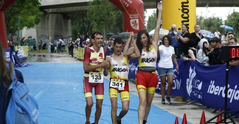 Jorge Spain avec son guide Mapi terminant le triathlon de Saragosse