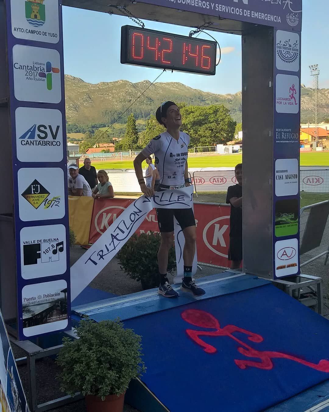 Gurutze Frades ganando el Triatlón de Buelna