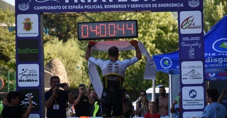 Emilio Aguayo vencendo o Triathlon Valle de Buelna