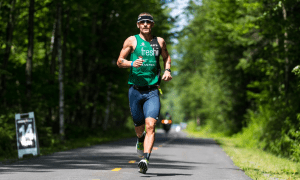 Lionel Sanders courant sur l'IRONMAN Mont-Tremblanc