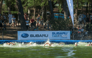 Image de la sortie de natation à la croix de triathlon Subaru