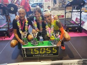 Fernando Tellez (izqda), Kristian Quintans (centro) y Jon Salvador (derecha) baten el récord del Ironman de Hawai por 1 minuto y 44 segundos. 