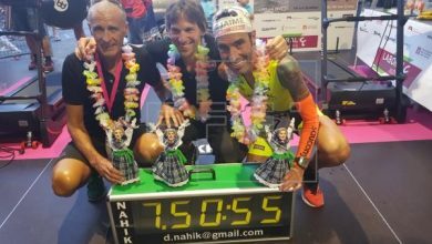 Fernando Tellez (esquerda), Kristian Quintans (centro) e Jon Salvador (direita) bateram o recorde do Hawaii Ironman por 1 minuto e 44 segundos.