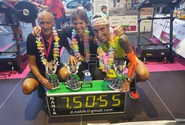 Fernando Tellez (esquerda), Kristian Quintans (centro) e Jon Salvador (direita) bateram o recorde do Hawaii Ironman por 1 minuto e 44 segundos.