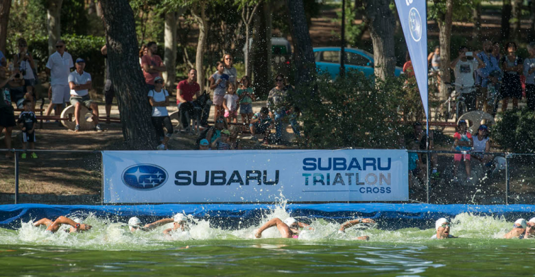 Image de la sortie de natation à la croix de triathlon Subaru