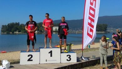 avier gómez Noya on the podium of the San Simón Crossing