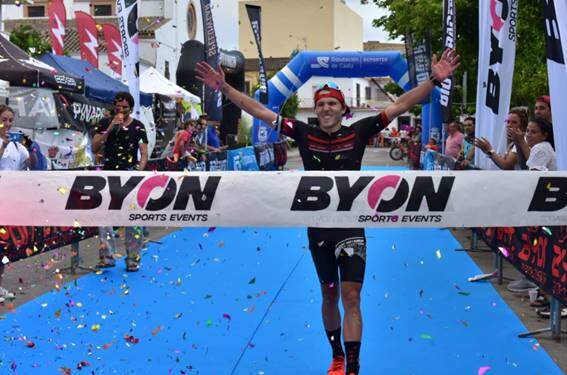 Cristóbal Dios ganando el Triatlón Janda y Sierrra