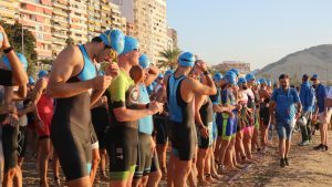 Salida natación trialtón olímpico en Alicante Triatlón