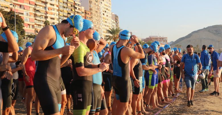 Início da natação olímpica de trialton no triatlo de Alicante