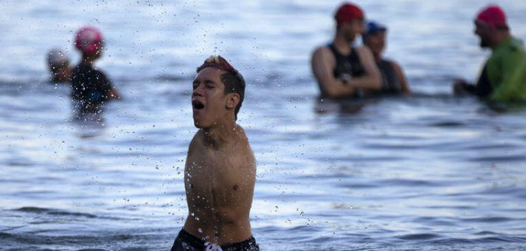 Tim Bannon terminando a natação no Triathlon de Chicago