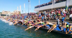 Abfahrt Schwimmen Valencia Triathlon