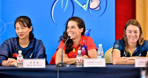 Miriam Casillas na conferência de imprensa de Weihai