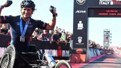 Alex Zanardi remportant l'IRONMAN Italie