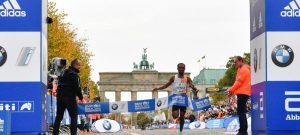 Kenenisa Bekele sur la ligne d'arrivée du marathon de Berlin.