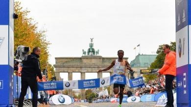 Kenenisa Bekele na chegada da maratona de Berlim.