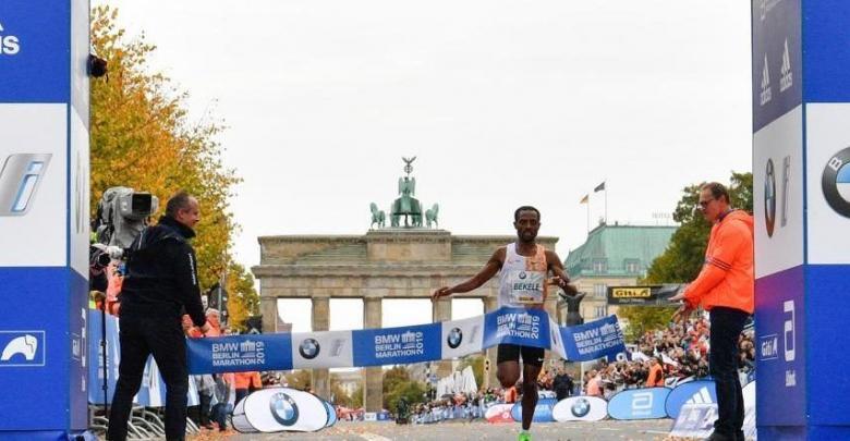 Kenenisa Bekele en la meta en el maratón de Berlín.