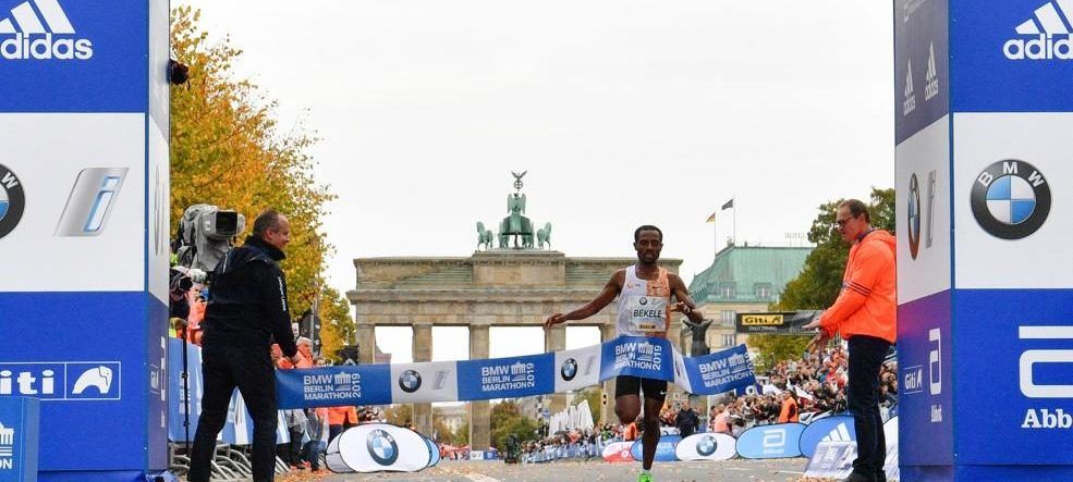 Kenenisa Bekele en la meta en el maratón de Berlín.