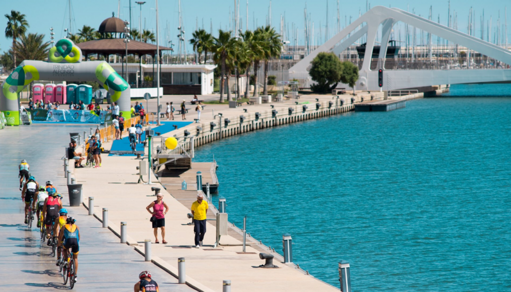 Sector ciclista del Valencia Triatlón en la Marina de Valencia