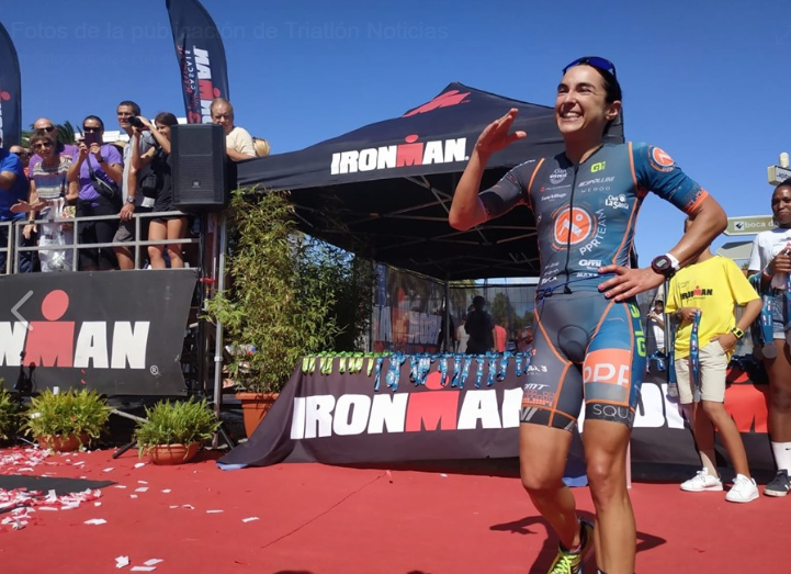 Anna Noguera al llegar a meta en el IRONMAN 70.3 CAscais