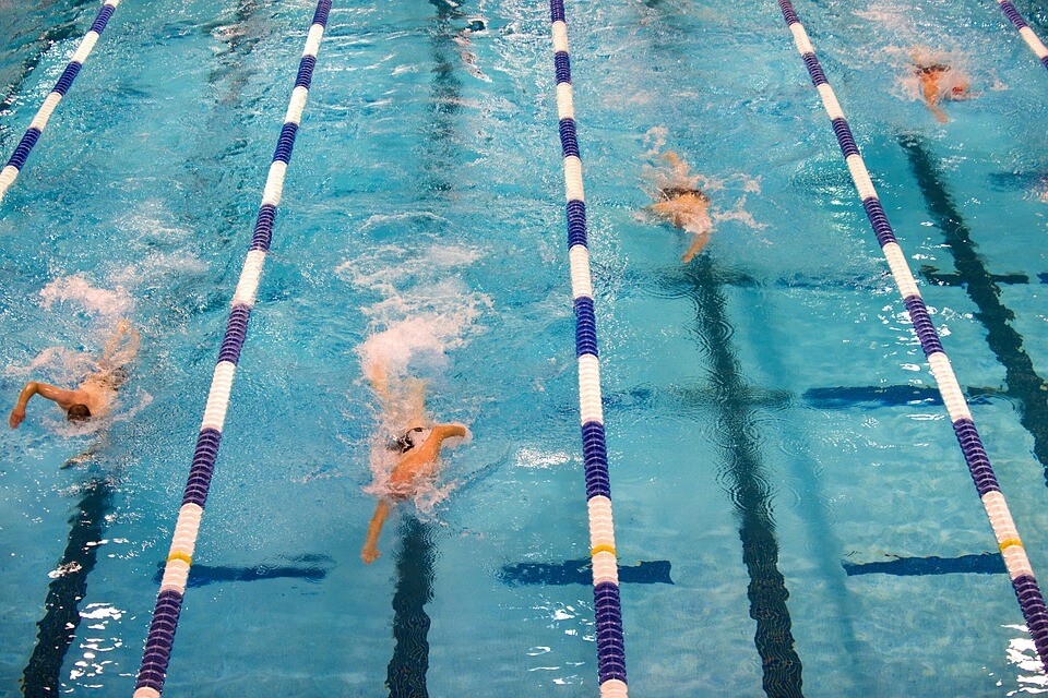 La técnica y las series son la clave para mejorar la velocidad en la natación