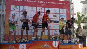 Pódio dos campeões da Espanha de triatlo de média distância em ibiza