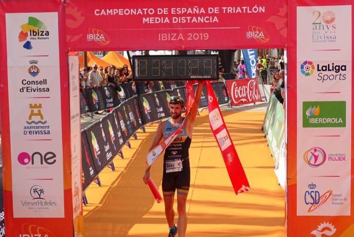 Ander Okamika-Meister des spanischen Triathlons LD