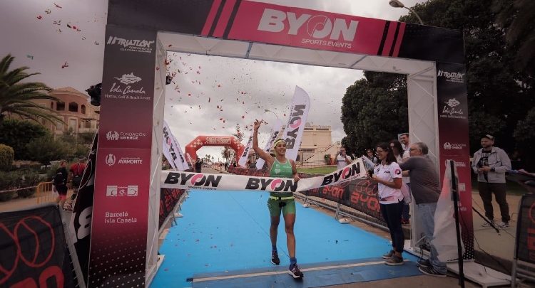 María Pujol ganando el Triatlón Guadiana