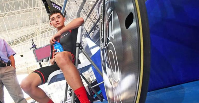 Esteban Mejía Morales dopo aver realizzato il record dell'ora nella categoria bambini