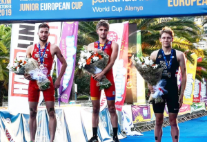 Genis Grau en el pódium de la Copa de Europa de Triatlón de Alanya (Turquía)