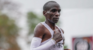Eliud Kipchoge cai menos de 2 horas na maratona