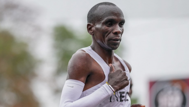 Eliud Kipchoge cai menos de 2 horas na maratona