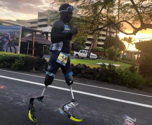 o primeiro triatleta de amputados acima do joelho para completar o IRONMAN Hawaii