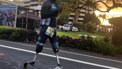 o primeiro triatleta de amputados acima do joelho para completar o IRONMAN Hawaii