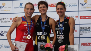 Xisca Tous en el podium de la Copa de Europa de Triatlón Hoy se ha disputado en Portugal la Copa de Europa de Triatlón donde la triatleta Xisca Tous ha conseguido una gran segunda plaza y Carlos Oliver ha sido cuarto.