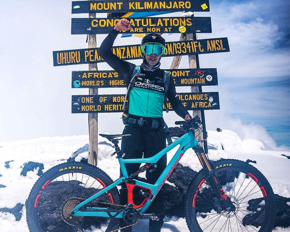 Tomi Misser en la cima del Kilimanjaro