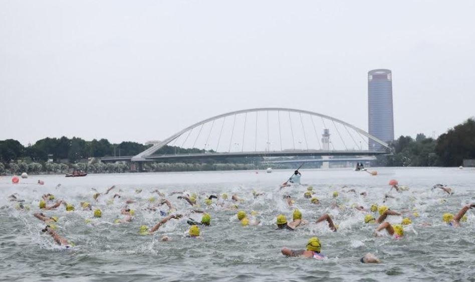 Salida natación Triatlón Sevilla