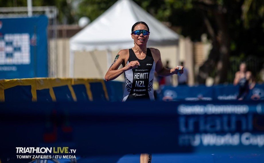 La emotiva victoria de Andrea Hewitt, dedicándole el triunfo a su pareja Laurent Vidal, fallecido hace 4 años - Noticias Triatlón Andrea Hewwit copa mundo santo domingo