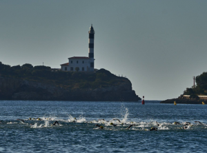 Portocolom de natation pour le triathlon avec le phare en arrière-plan