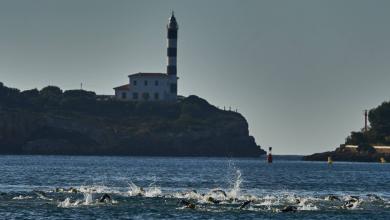 Natación Triathlon Portocolom con el faro de fondo