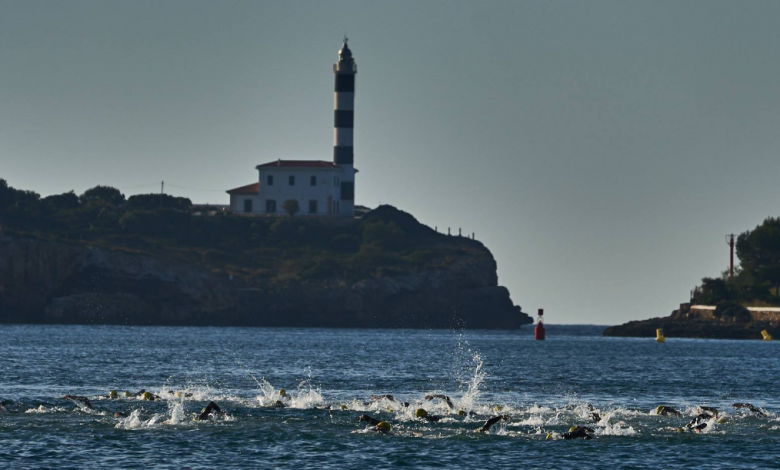 Portocolom de natation pour le triathlon avec le phare en arrière-plan