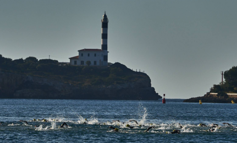 Triathlon di nuoto Portocolom con il faro sullo sfondo